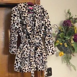 Betsey Johnson Hooded Robe Women’s Size M/L with front Pockets & robe belt